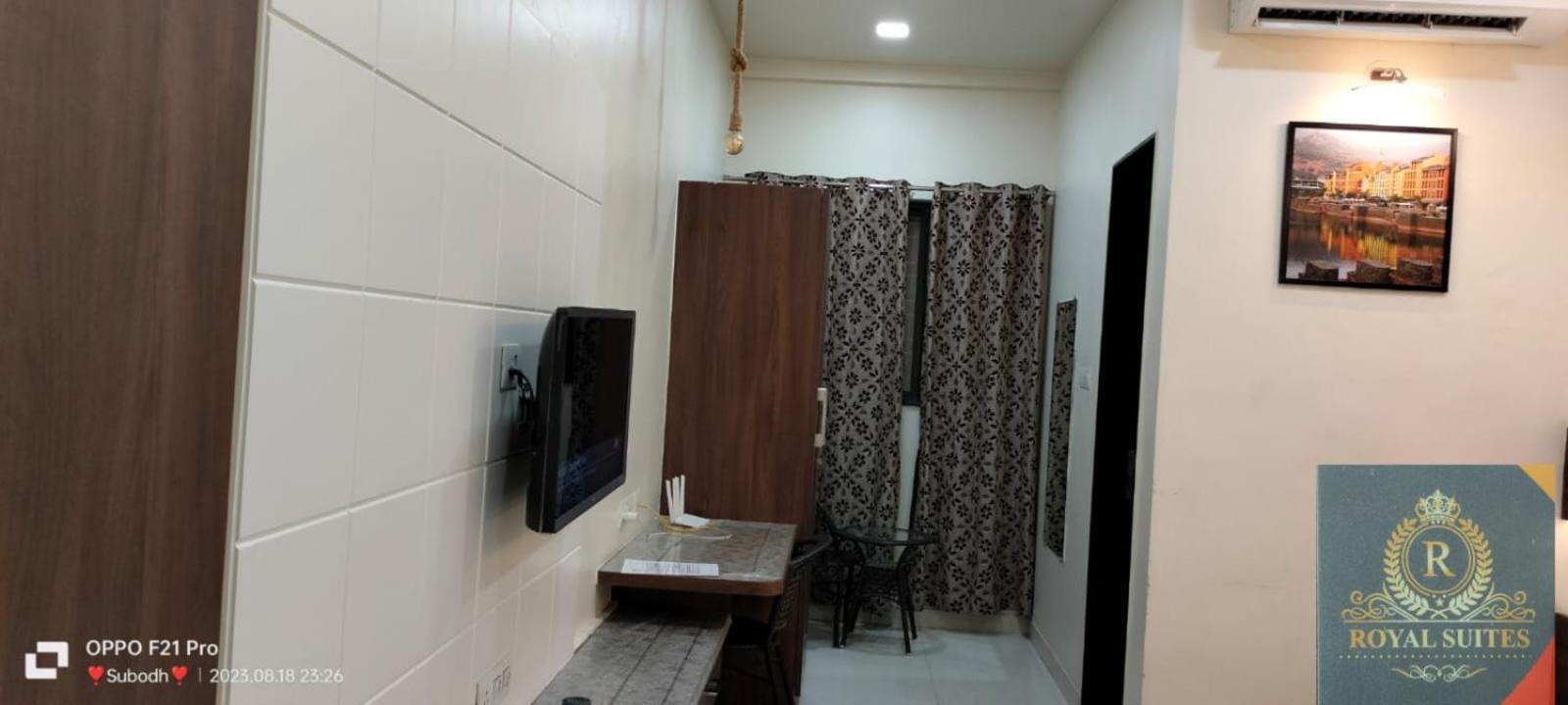 Fabhotel Royal Suits - Nr Mahadji Shinde Chhatri Mundhva Exterior photo