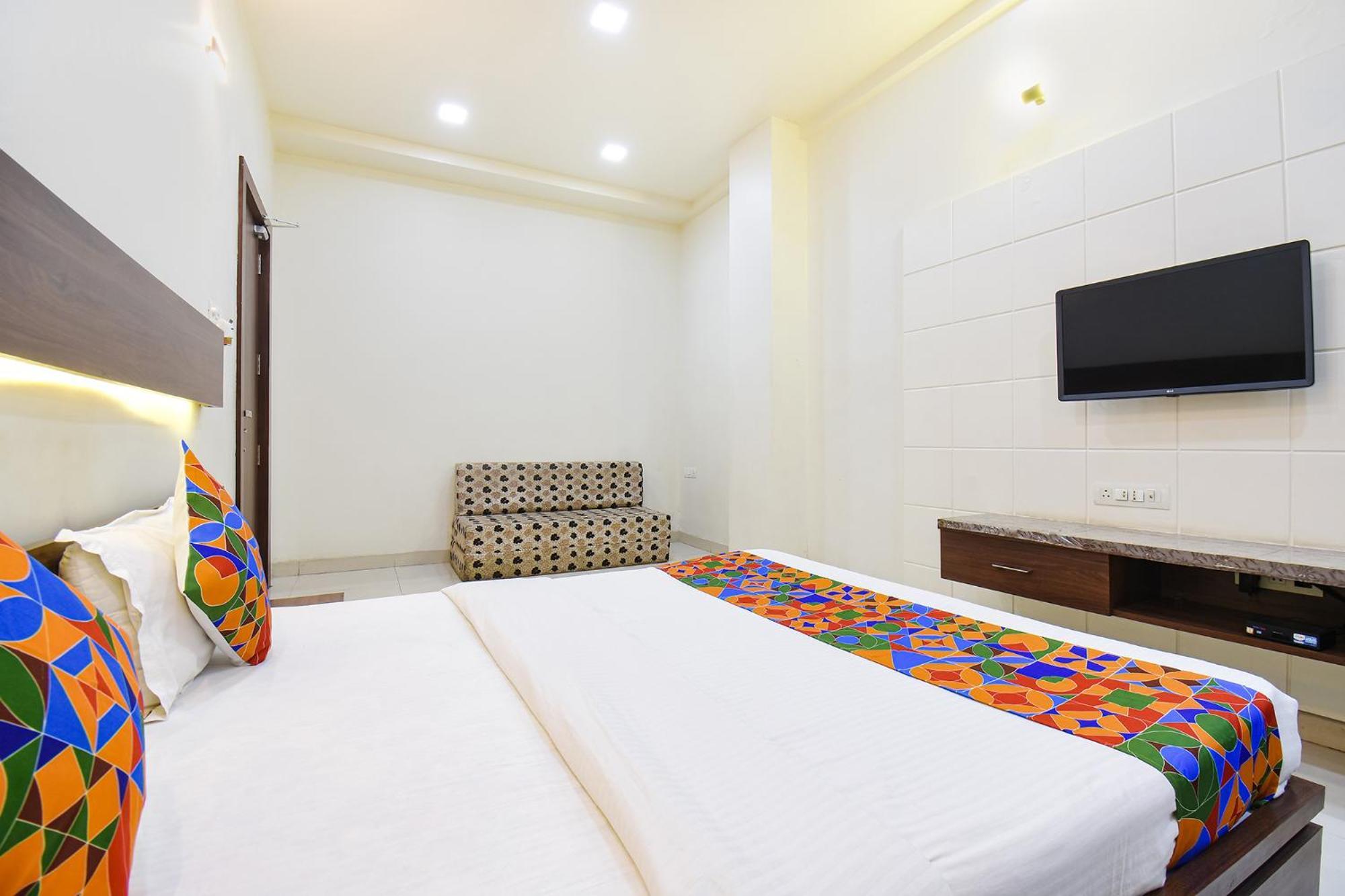 Fabhotel Royal Suits - Nr Mahadji Shinde Chhatri Mundhva Exterior photo