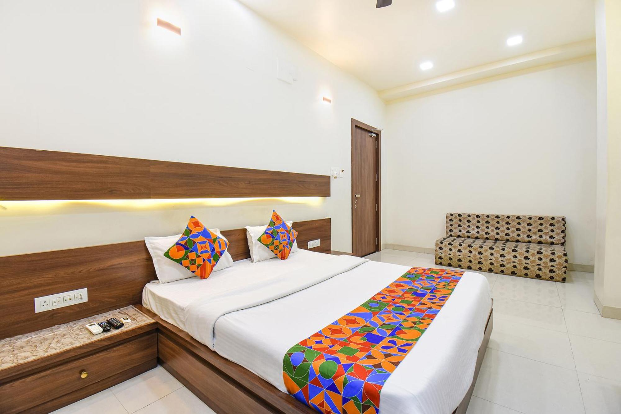 Fabhotel Royal Suits - Nr Mahadji Shinde Chhatri Mundhva Exterior photo