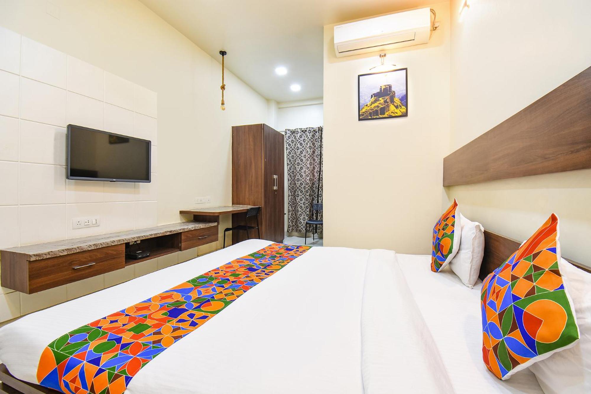 Fabhotel Royal Suits - Nr Mahadji Shinde Chhatri Mundhva Exterior photo