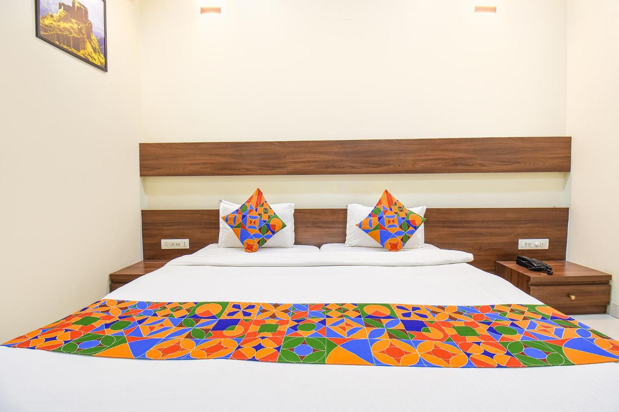 Fabhotel Royal Suits - Nr Mahadji Shinde Chhatri Mundhva Exterior photo