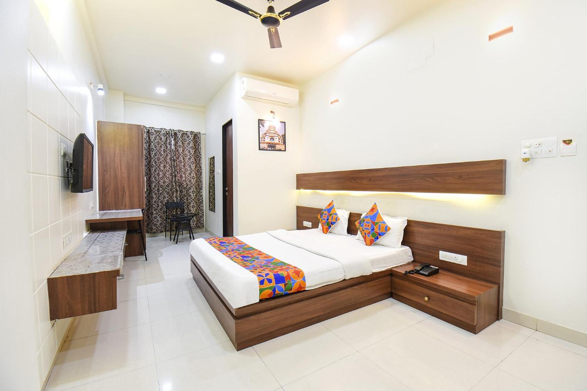 Fabhotel Royal Suits - Nr Mahadji Shinde Chhatri Mundhva Exterior photo