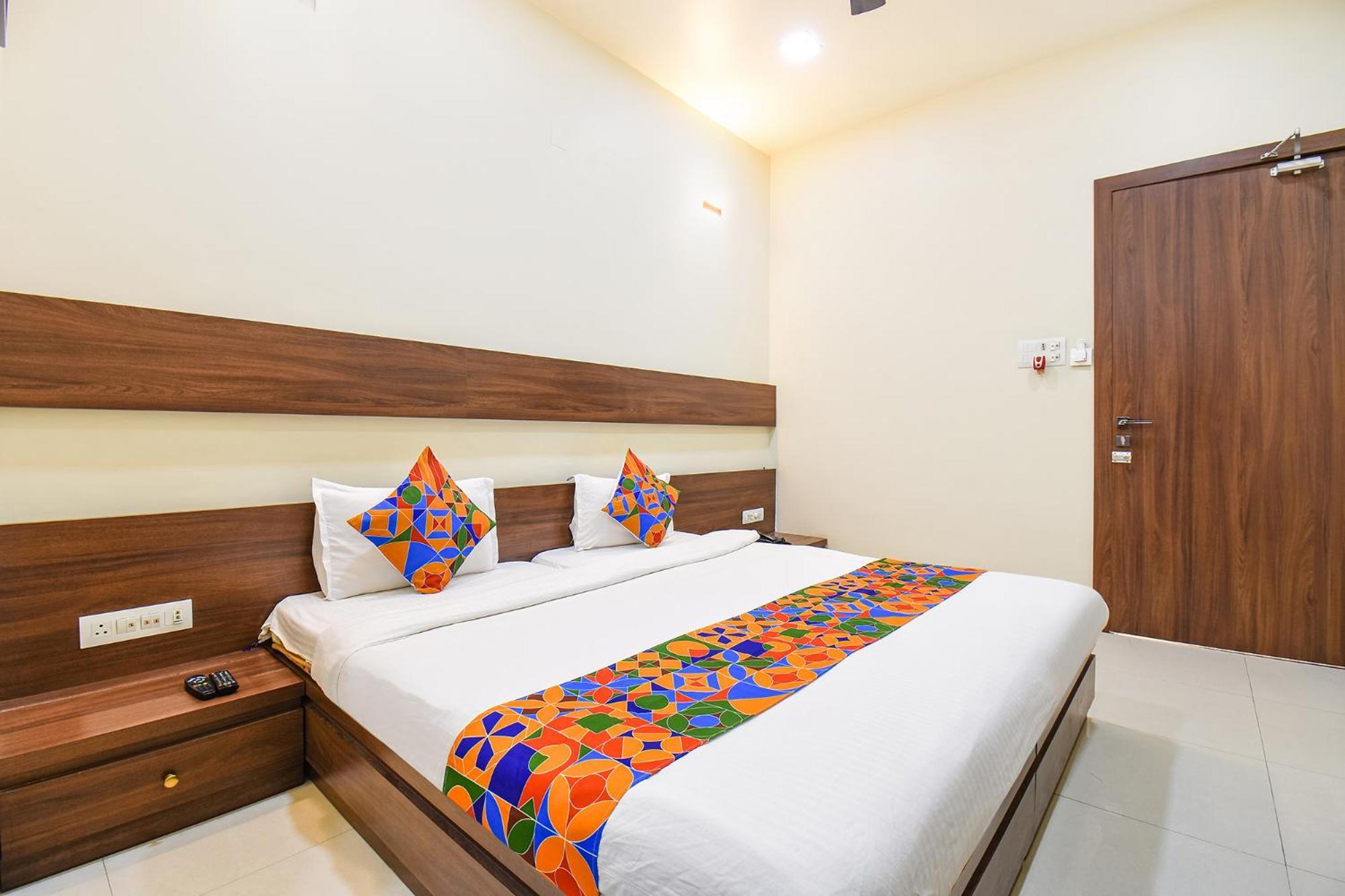 Fabhotel Royal Suits - Nr Mahadji Shinde Chhatri Mundhva Exterior photo