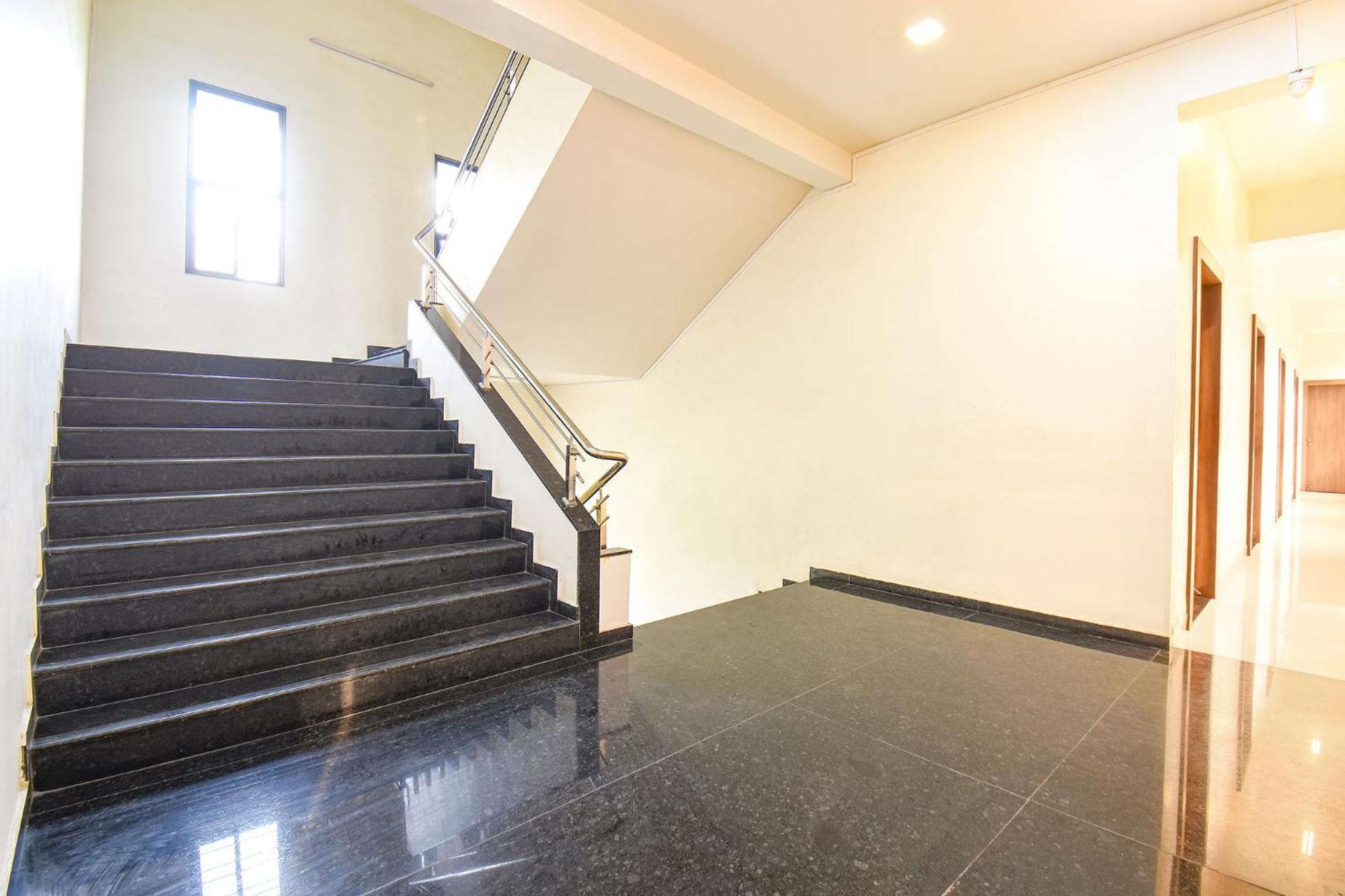 Fabhotel Royal Suits - Nr Mahadji Shinde Chhatri Mundhva Exterior photo