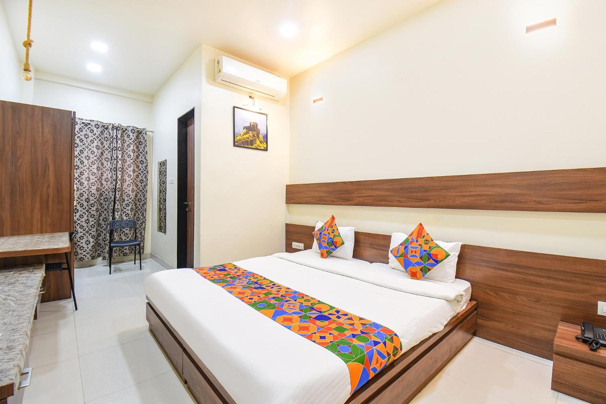 Fabhotel Royal Suits - Nr Mahadji Shinde Chhatri Mundhva Exterior photo