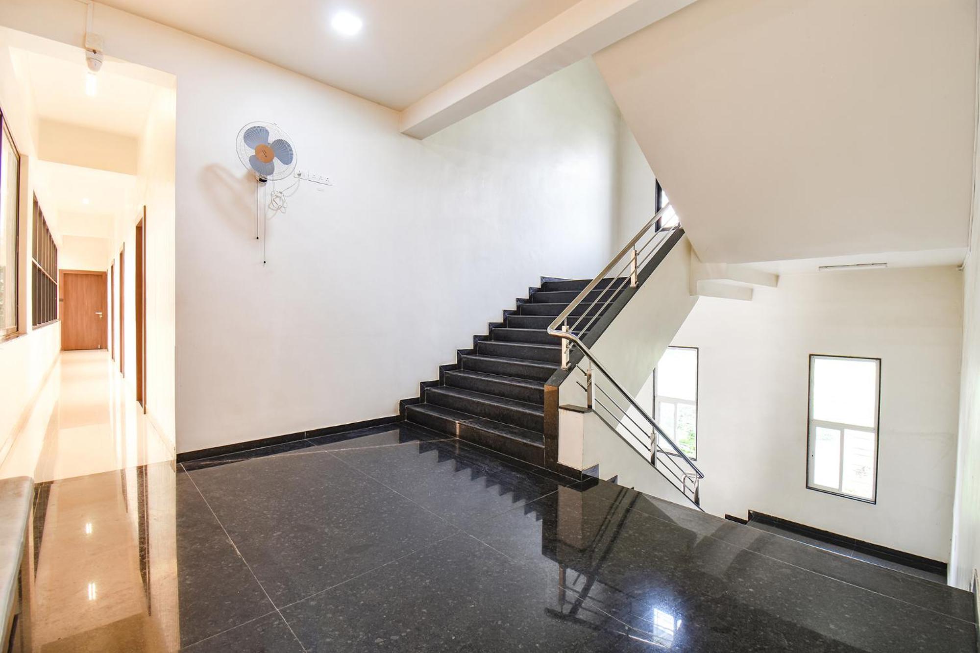 Fabhotel Royal Suits - Nr Mahadji Shinde Chhatri Mundhva Exterior photo