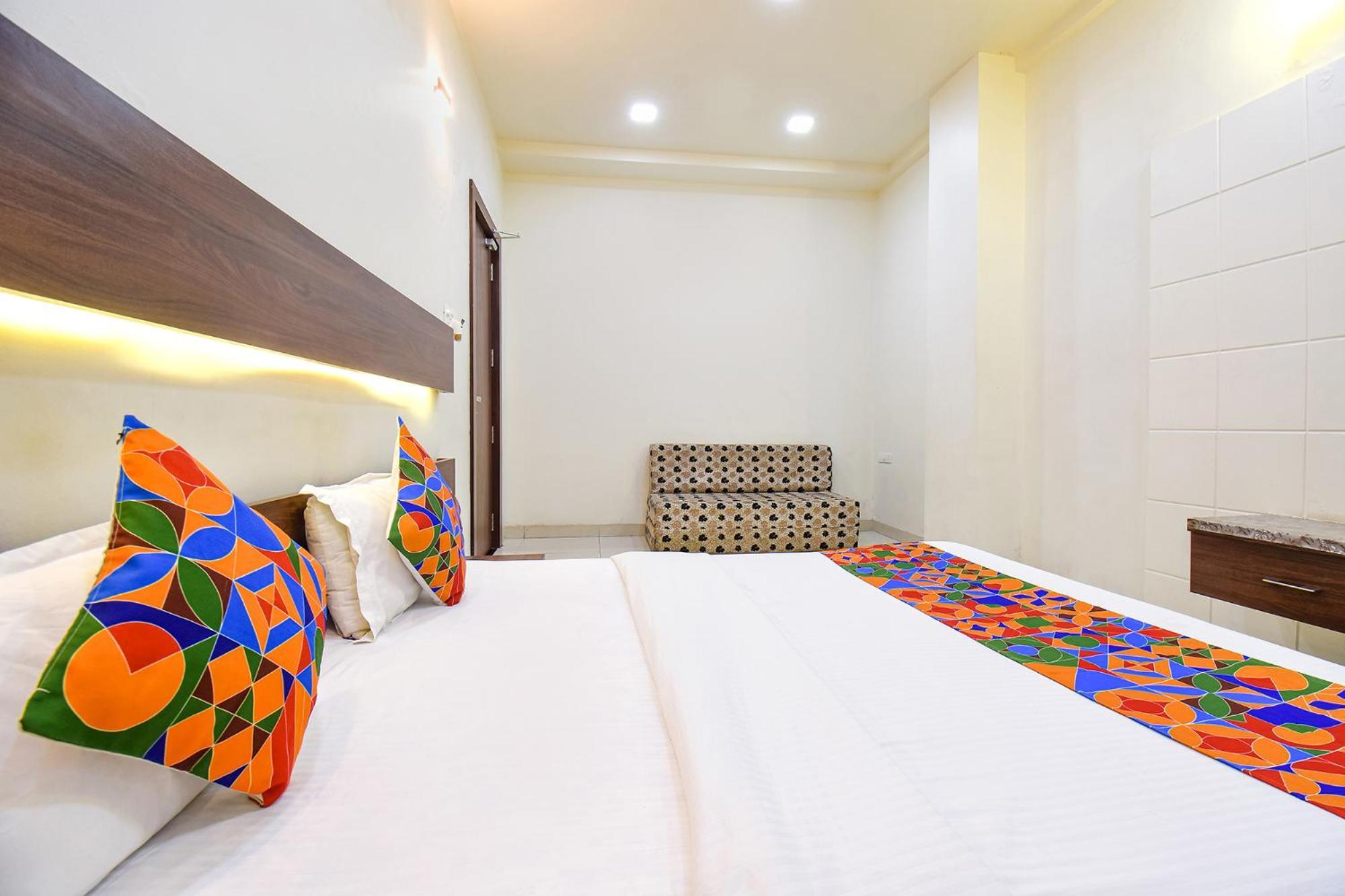 Fabhotel Royal Suits - Nr Mahadji Shinde Chhatri Mundhva Exterior photo