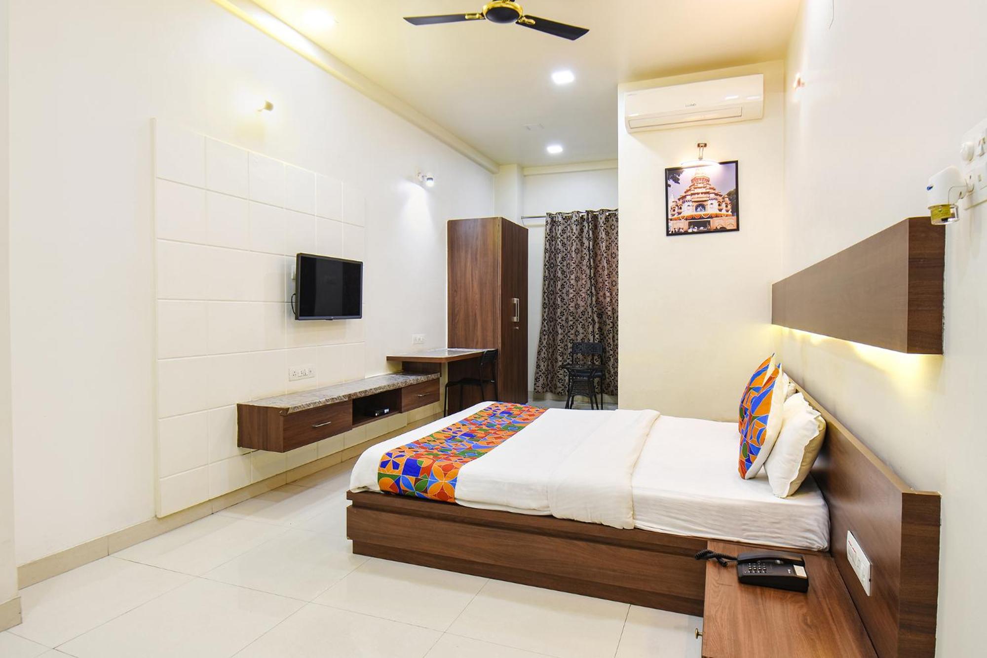 Fabhotel Royal Suits - Nr Mahadji Shinde Chhatri Mundhva Exterior photo