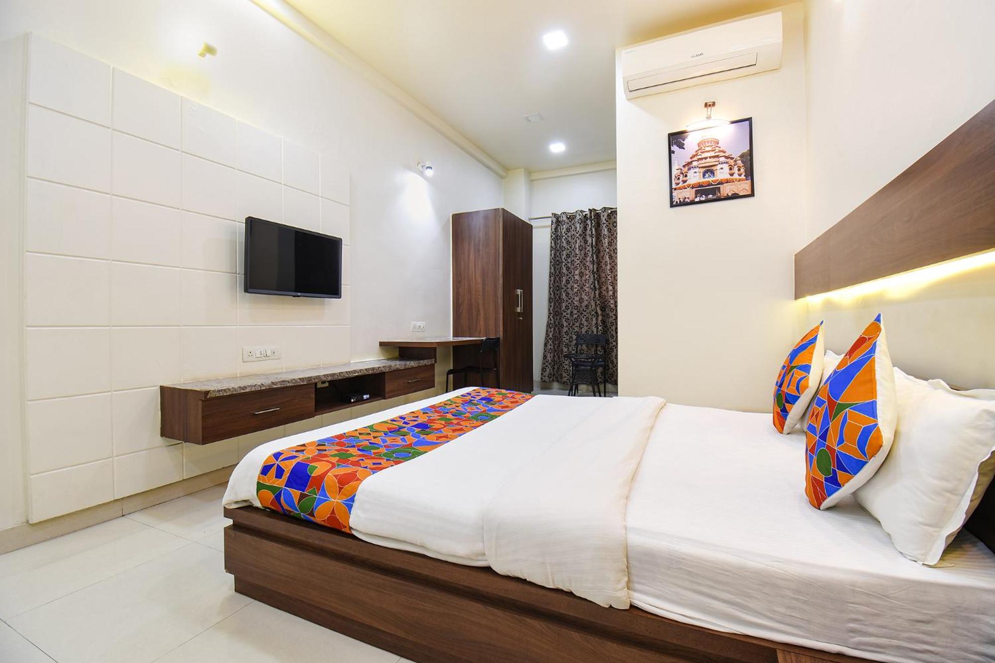 Fabhotel Royal Suits - Nr Mahadji Shinde Chhatri Mundhva Exterior photo